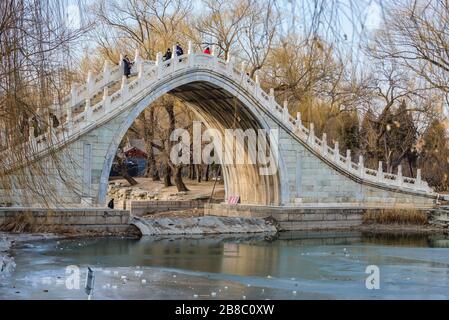 Jade Belt Bridge an einem Kunming-See im Sommerpalast, ehemaliger imperialer Garten in Peking, China Stockfoto