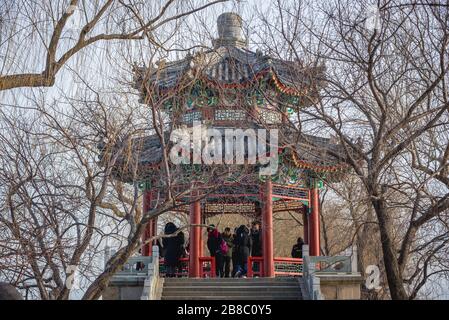 Traditionelle Gartenlaube auf einer Brücke auf dem West Causeway über den Kunming Lake in Yiheyuan - Sommerpalast, ehemaliger imperialer Garten in Peking, China Stockfoto