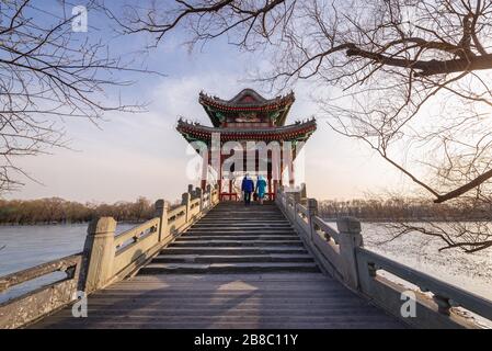 Traditionelle Gartenlaube auf einer Brücke auf dem West Causeway über den Kunming Lake in Yiheyuan - Sommerpalast, ehemaliger imperialer Garten in Peking, China Stockfoto