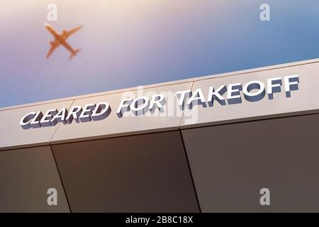 Für Startfahrkonzept freigegeben. Flüge nach dem ausbruch des chinesischen VIRUS WUHAN COVID-19 sind erlaubt und verfügbar. Flughafeneingang mit GERODETEN Stockfoto