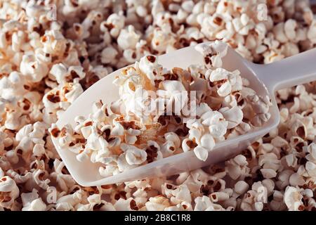 Frischer Haufen Popcorn in einer Schaufel Stockfoto