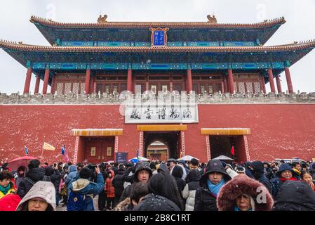 Touristen vor Shenwumen - Tor der göttlichen Fähigkeit auch als Tor der Göttlichen Macht bezeichnet - Nordtor der verbotenen Stadt in Peking, China Stockfoto