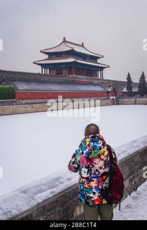 Shenwumen - Tor der Divine Prowess auch Tor der Divine Might genannt - Nordtor und Graben des Forbidden City Palace Complex in Peking, China Stockfoto