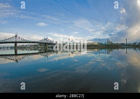 Riverview an der Wolga, in der Nähe der alten Wolga-Brücke, Altkirchen, Tver, Russland, Abendlicht, bewölkter Himmel, Weitwinkel Stockfoto