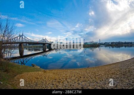 Riverview an der Wolga, in der Nähe der alten Wolga-Brücke, Altkirchen, Tver, Russland, Abendlicht, bewölkter Himmel, Weitwinkel Stockfoto