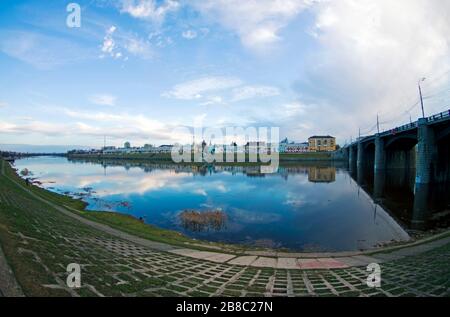 Riverview an der Wolga nahe der Brücke der neuen Wolga, Tver, Russland, Abendlicht, bewölkter Himmel, Verzerrungsperspektive, Fischauge, Frühlingsfarben Stockfoto