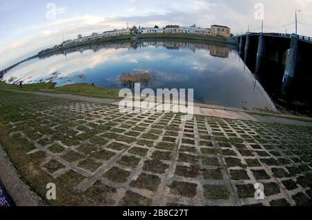 Riverview an der Wolga nahe der Brücke der neuen Wolga, Tver, Russland, Abendlicht, bewölkter Himmel, Verzerrungsperspektive, Fischauge, Frühlingsfarben Stockfoto