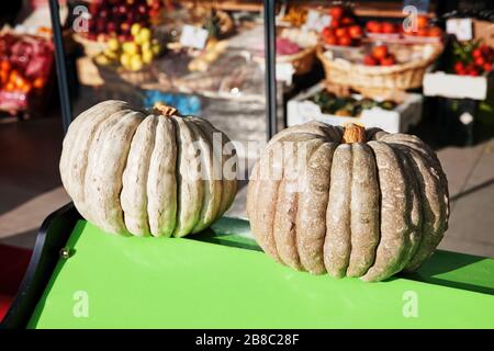 Frische Kürbisse auf dem Außenstall eines Lebensmittelgeschäftes Stockfoto