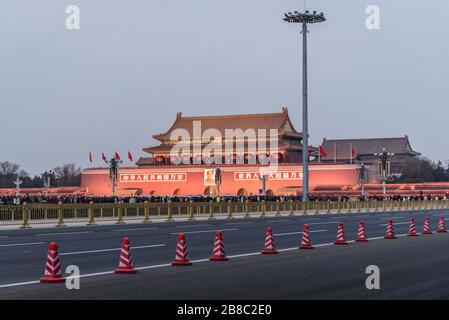 Tor des Himmlischen Friedens auf dem Tiananmen-Platz in Peking, China Stockfoto