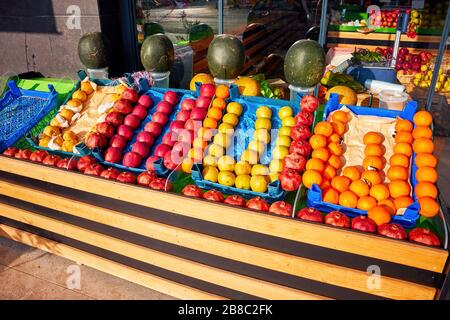 Verschiedene frische Früchte auf dem Außenstall eines Lebensmittelgeschäfts Stockfoto