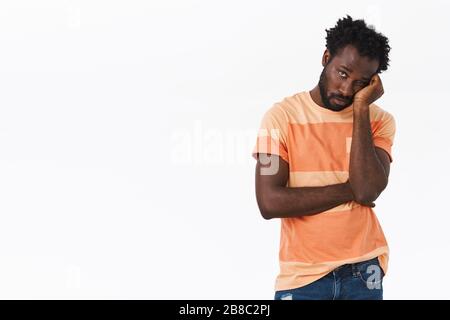 Müde und verärgert junge bärtige afroamerikanische Kerl, Facepalm, Blick von unter die Stirn mit widerstrebender gelangweilter Ausdrucksweise, Hasshören Stockfoto