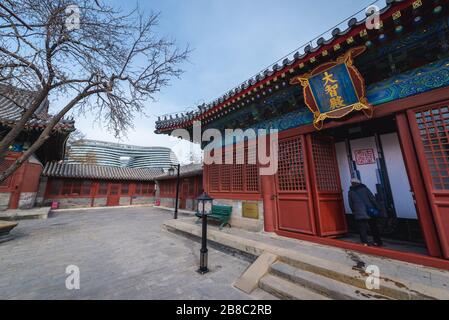 Zhihua Buddhist Temple in Lumicang Hutong, Chaoyangmen Area Dongcheng District in Peking, China - Blick auf das moderne Galaxy SOHO Gebäude Stockfoto