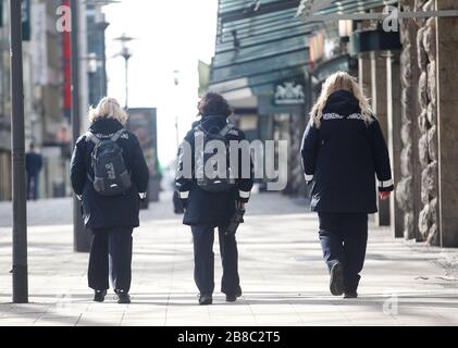 Essen, Deutschland. März 2020. Am späten Morgen laufen drei Frauen vom Ordnungsamt durch die Innenstadt entlang der Haupteinkaufsstraße in Richtung Bahnhof. Um das Infektionsrisiko mit dem Corona-Virus so gering wie möglich zu halten, hatte NRW-Ministerpräsident Laschet (CDU) die Bevölkerung aufgefordert, nur in dringenden Fällen ihre eigenen vier Wände zu verlassen. Kredit: Roland Weihrauch / dpa / Alamy Live News Stockfoto