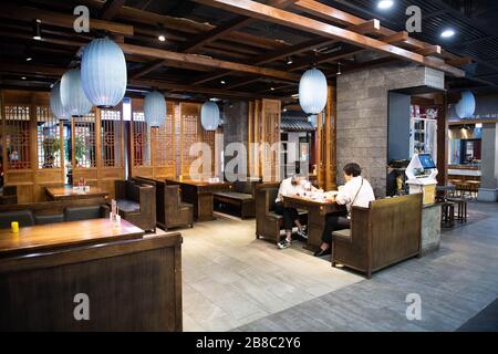 Changsha, Chinas Hunan-Provinz. März 2020. Die Menschen essen in einem Restaurant in Changsha, der zentralchinesischen Provinz Hunan, am 21. März 2020. Restaurants in Changsha kehren mit einigen Restaurants zurück, die einen Dine-in-Service inmitten epidemischer Vorbeugungs- und Kontrollmaßnahmen anbieten. Credit: Chen Sihan/Xinhua/Alamy Live News Stockfoto