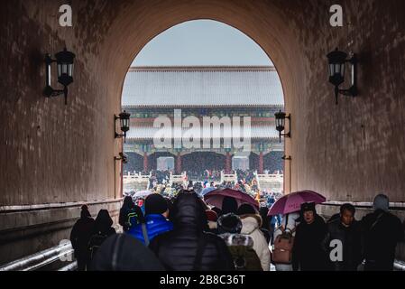 Touristen passieren Wumen - Meridian Gate, das Südtor und das größte Tor zum Forbidden City Palace Complex im Zentrum Pekings, China Stockfoto