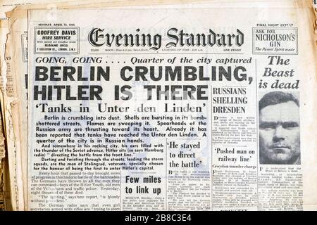 "Berlin zerbröckelt Hitler ist da" 2. Weltkrieg auf der Titelseite des Evening Standard 23. April 1945 London England UK Stockfoto