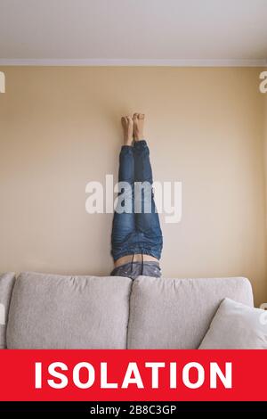 Mann, der hinter der Couch steht. Die Leute gehen verrückt in Quarantäne. Männer Depressionen Konzept Selbstisolierung während Coronavirus Quarantäne Kovid 19 Stockfoto