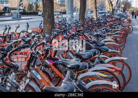 Mobike Fahrrad Sharing System Fahrräder auf einem Straßenbelag im zentralen Geschäftsviertel von Peking, Teil des Chaoyang District in Peking, China Stockfoto