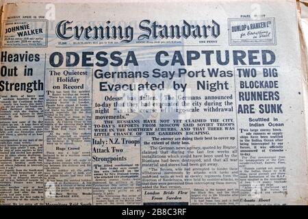 Ukraine Stadt Odesa 'Odessa erobert' Weltkrieg 2 Invasion WWII WW2 Zeitung Schlagzeile Titelseite Abend Standard in London England 10 April 1944 Stockfoto