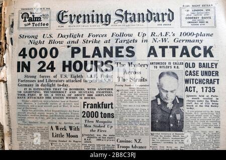 '4000 Flugzeuge greifen in 24 Stunden an' RAF US-Streitkräfte in Deutschland Titelseite Überschrift in der Evening Standard Zeitung auf März 23 1944 London England Großbritannien Stockfoto