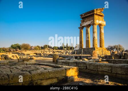 Ruinen des Tempels von Castor und Pollux mit Agrigent, Sizilien, Italien Stockfoto