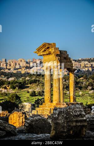 Ruinen des Tempels von Castor und Pollux mit Agrigent, Sizilien, Italien Stockfoto