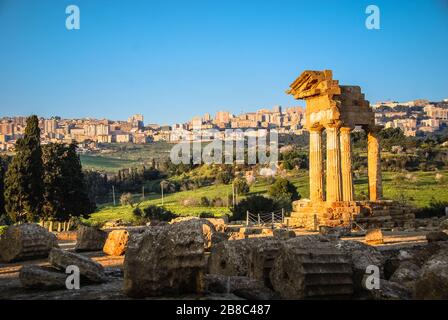 Ruinen des Tempels von Castor und Pollux mit Agrigent, Sizilien, Italien Stockfoto