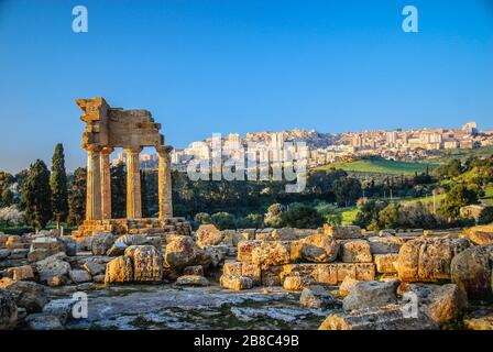 Ruinen des Tempels von Castor und Pollux mit Agrigent, Sizilien, Italien Stockfoto