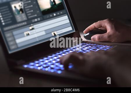 Videobearbeitung mit Laptop. Professioneller Editor mit Spezialeffekten oder Farbeinstufungen für kommerzielle Filme oder Filme. Mann mit Software. Stockfoto