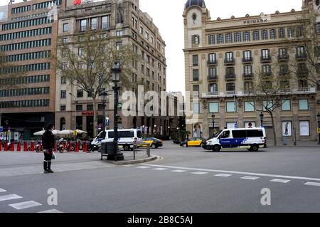 Die Polizei kontrolliert rund um die Stadt, Bürger mit Maske und Handschuhen auf dem Heimweg. Plaza Catalunña, in Barcelona im Ausnahmezustand in Spai gesperrt Stockfoto