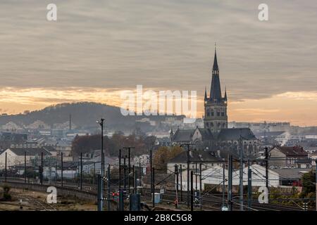 Kirche Notre-Dame über der Skyline von Epernay, Frankreich Stockfoto