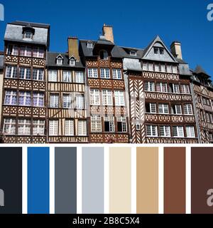 Die Fachwerkbauten des historischen Rennes, der Bretagne, Nordfrankreich, gegen den klaren blauen Himmel. In einer Farbpalette mit kostenlosem Farbton Stockfoto