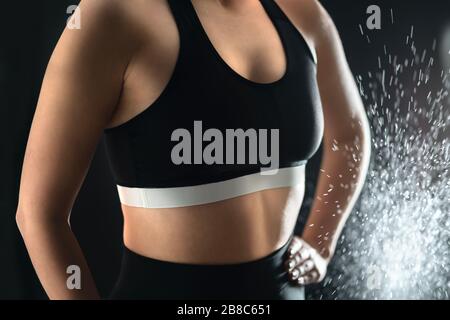 Passt Frau in Trainingskleidung. Gewichtheben, Sporttraining und Fitnesskonzept. Selbstbewusste Dame in Sportswear und Sport-BH. Starke Gewichtheber für Frauen. Stockfoto