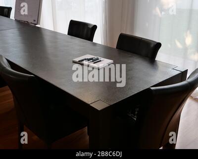 Modernes Büro für Tagungen und kleine Konferenzen mit Ledertischen und Stühlen Stockfoto