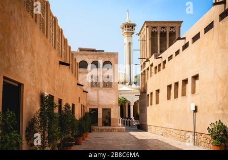 Blick auf das alte Dubai mit Moschee, Gebäuden und traditioneller arabischer Straße. Historisches Al Fahidi Viertel, Al Bastakiya. Heritage District in den Vereinigten Arabischen Emiraten. Stockfoto