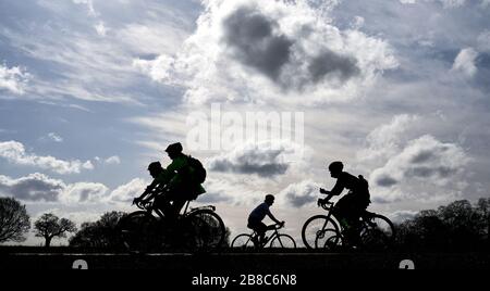 Radfahrer im Richmond Park am zweiten Tag des Astronomischen Frühlings, der am Tag der Frühlings-Equinox begann. PA Foto. Bilddatum: Samstag, 21. März 2020. Siehe PA Story WETTER Frühling. Der Lichtbildkredit sollte lauten: John Walton/PA Wire Stockfoto