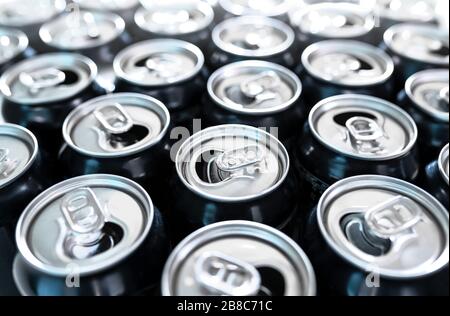 Viele leere Dosen. Viel geöffnetes Limonade, alkoholfreies Getränk, Limonade, Cola, Bier oder Energy-Drink-Behälter. Recycling, sucht oder Alkoholismus. Stockfoto