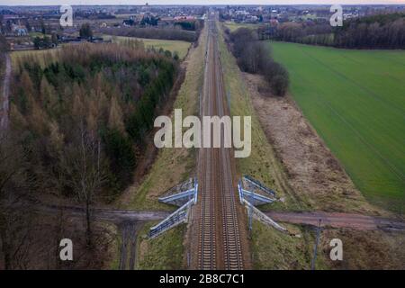 Blick von der Drohne auf den Bahngleisen in der Nähe des Dorfes Rogow in der polnischen Provinz Lodz Stockfoto
