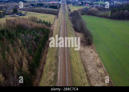 Blick von der Drohne auf den Bahngleisen in der Nähe des Dorfes Rogow in der polnischen Provinz Lodz Stockfoto