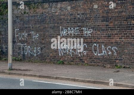 Rutherglen, Schottland, Großbritannien. 21. März 2020: Antikonservative Graffiti an der Ziegelwand des Shawfield-Stadions. Stockfoto