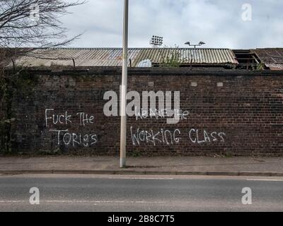 Rutherglen, Schottland, Großbritannien. 21. März 2020: Antikonservative Graffiti an der Ziegelwand des Shawfield-Stadions. Stockfoto