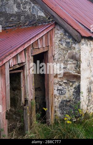 Alte oder verlassene Gebäude und Fahrzeuge in den West Highlands von Schottland, Großbritannien Stockfoto