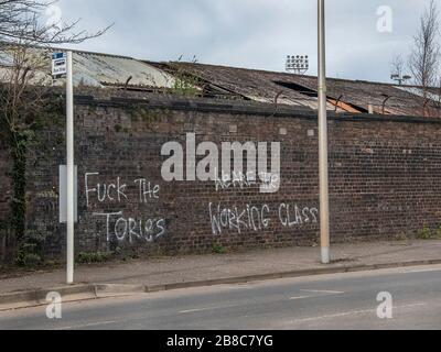 Rutherglen, Schottland, Großbritannien. 21. März 2020: Antikonservative Graffiti an der Ziegelwand des Shawfield-Stadions. Stockfoto