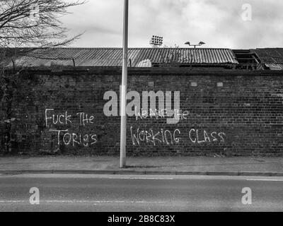 Rutherglen, Schottland, Großbritannien. März 2020: Schwarz-Weiß-Bilder eines anti-konservativen Graffiti an der Ziegelwand des Shawfield-Stadions. Stockfoto