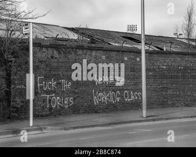 Rutherglen, Schottland, Großbritannien. März 2020: Schwarz-Weiß-Bilder eines anti-konservativen Graffiti an der Ziegelwand des Shawfield-Stadions. Stockfoto