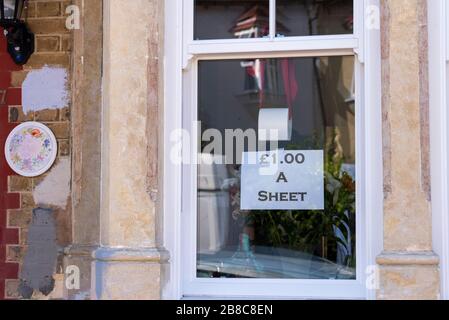 Westcliff on Sea, Essex, Großbritannien. März 2020. Ein humorvolles Schild in einem Fenster in der MacDonald Avenue, Westcliff, bietet Toilettenpapier für £1 pro Blatt an. Angebot und Nachfrage Witz Stockfoto