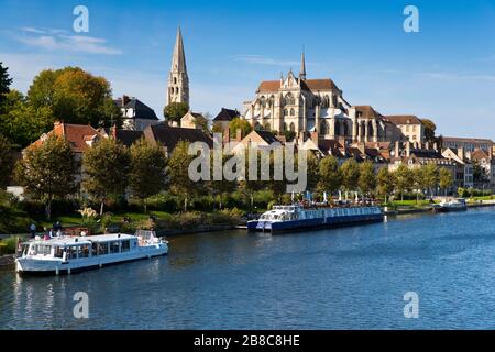 Auxerre, Kathedrale und Stift am Ufer von Yonne, Burgstall, Frankreich Stockfoto