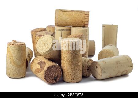 Mehrere gebrauchte Flaschenkorken isoliert auf weißem Hintergrund Stockfoto