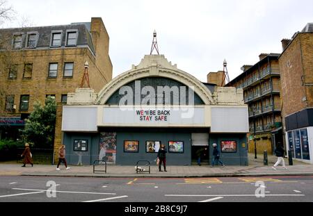 Foto muss gutgeschrieben werden ©Alpha Press 066465 19/03/2020 Bildschirm auf dem Green Cinema in Islington, London schließt seine Türen, während das Land durch die Coronavirus-Pandemie kämpft. Stockfoto