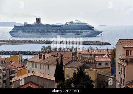 Marseille, Frankreich. März 2020. Das italienische Linienschiff "Costa Pazifica" verlässt den französischen Hafen Marseille Fos.aufgrund der Pandemie von Coronavirus hat Costa Cruises die Passagierschifffahrt seiner Flotte teilweise eingestellt, indem es alle Reisen in Italien mit vorgeplanten Abfahrten im Zeitraum vom 9. März bis 3. April 2020 absagte. Alle betroffenen Buchungen erhielten vollständige Rückerstattungen, einschließlich bei vorgekauften Paketen und Services von Costa Cruises. Credit: SOPA Images Limited/Alamy Live News Stockfoto